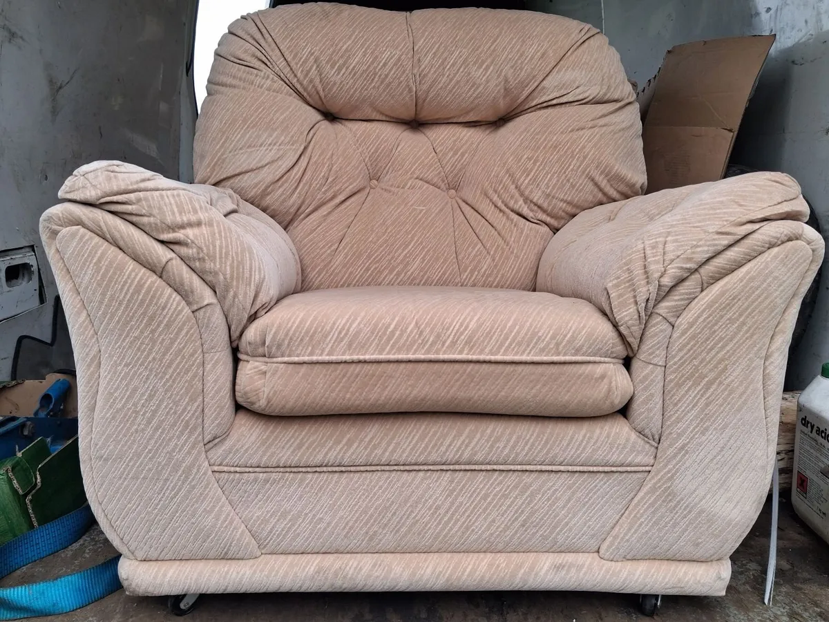 Suite of furniture - Image 1