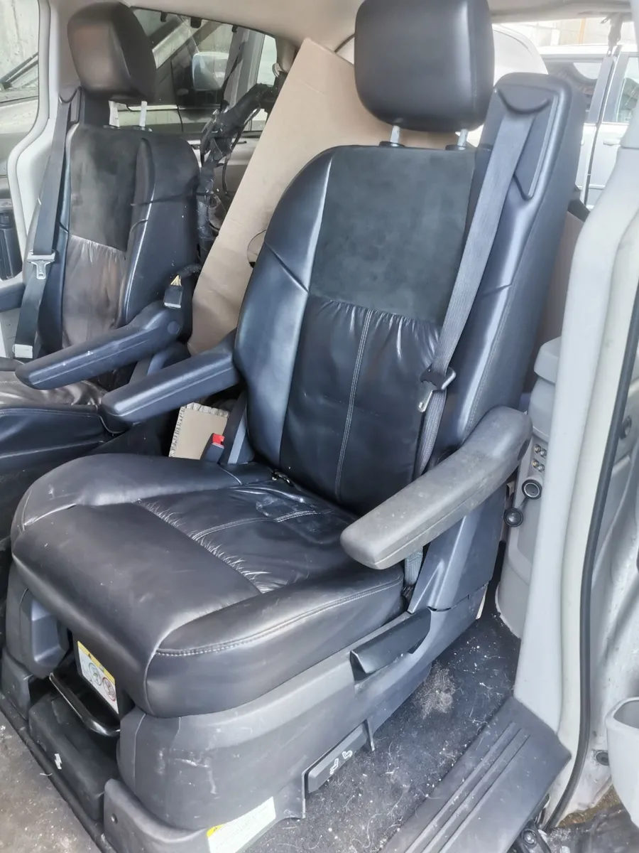 Camper swivel captains seat