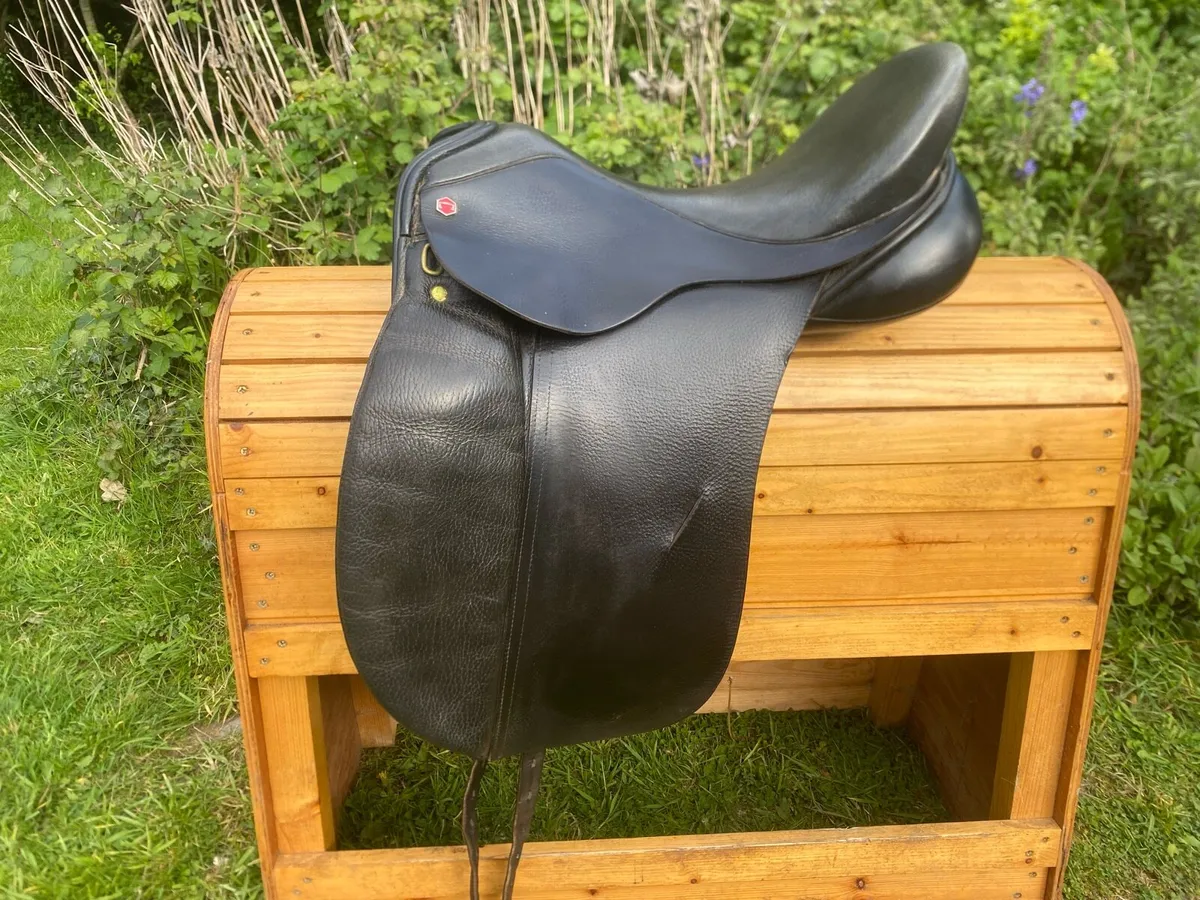 Albion dressage saddle 17.5 medium wide - Image 1