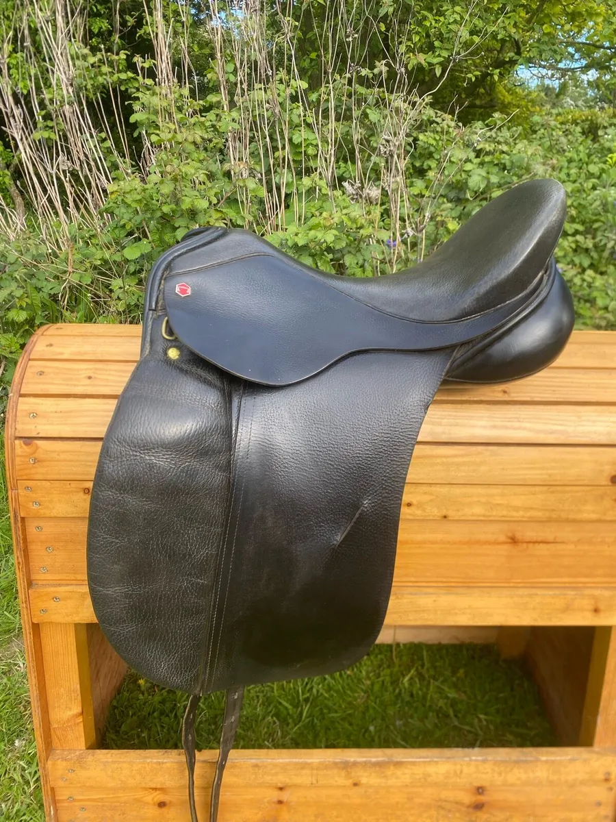 Albion dressage saddle 17.5 medium wide - Image 3