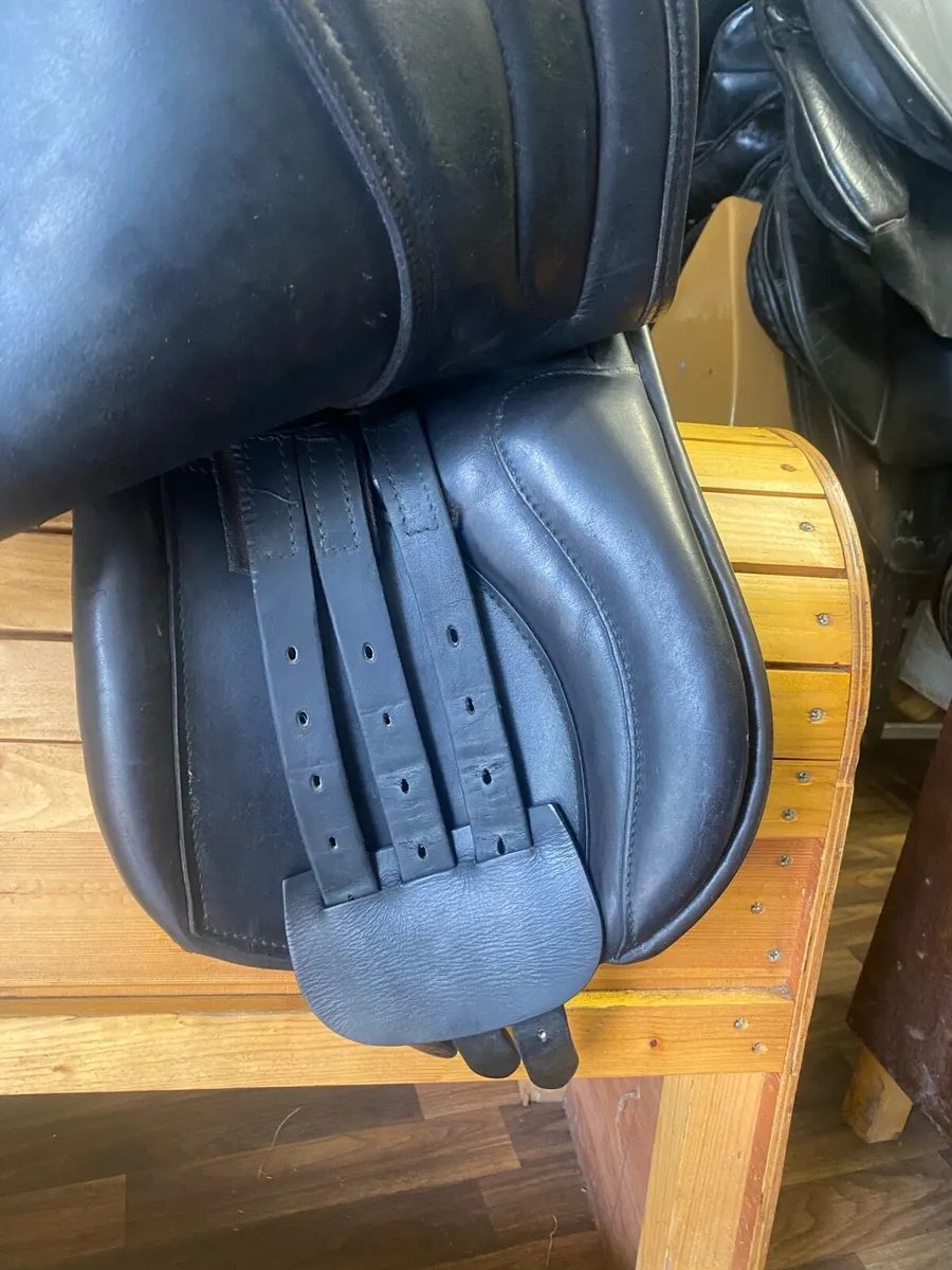 WIDE 17” Black Leather saddle - Image 3