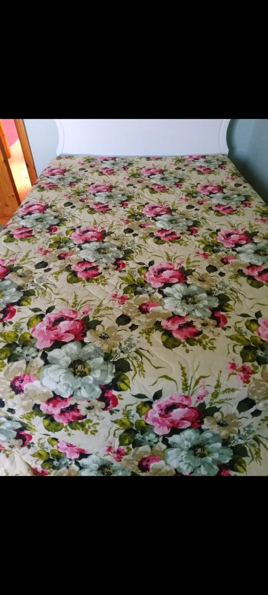 Quilted floral bedspread - Image 1