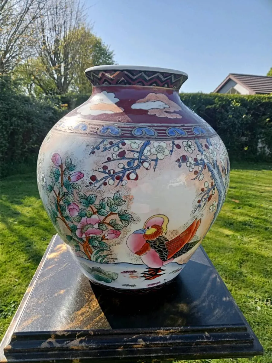 Large kutani vase - Image 1