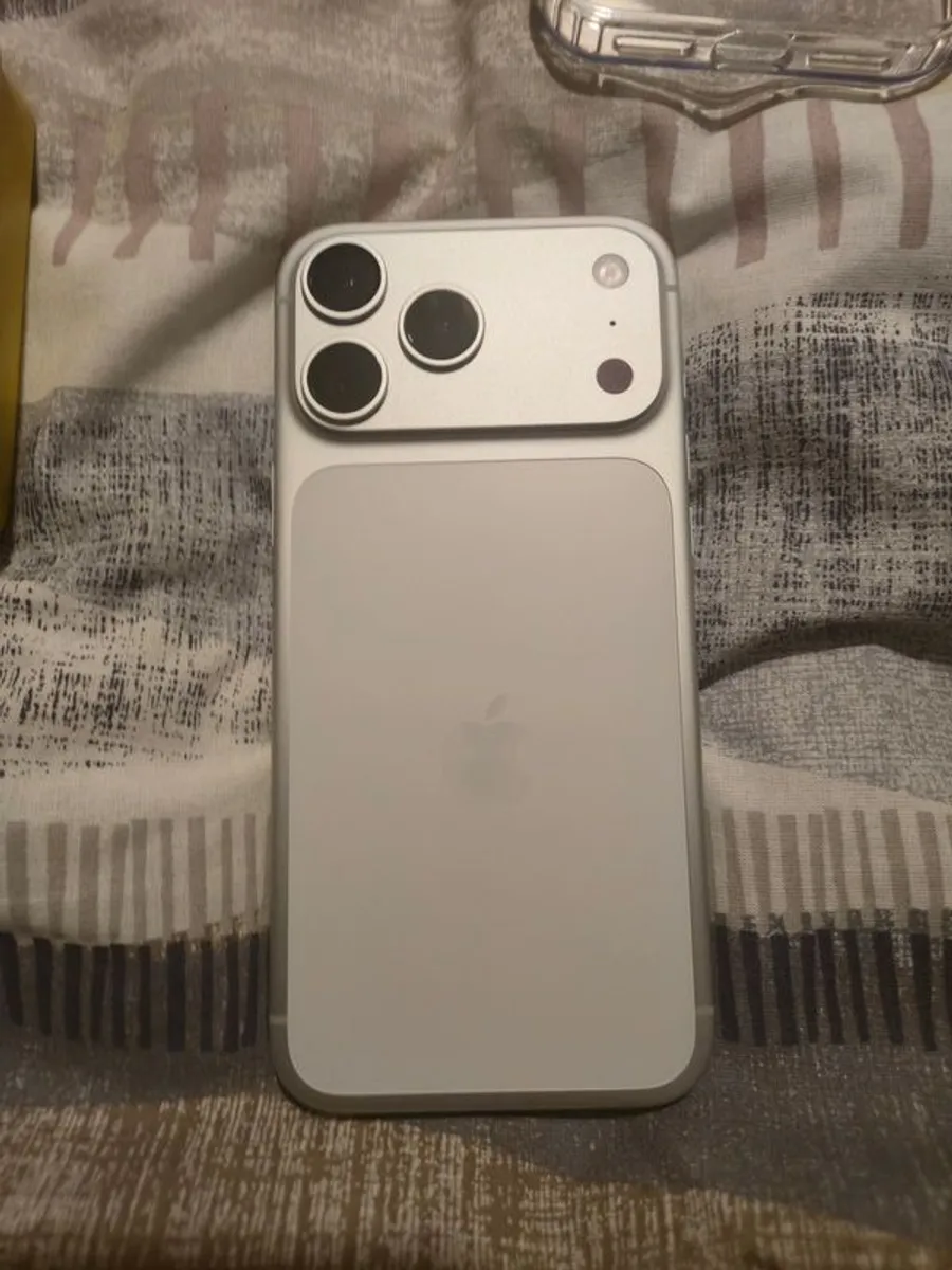 apple Iphone 17 pro max - Image 1