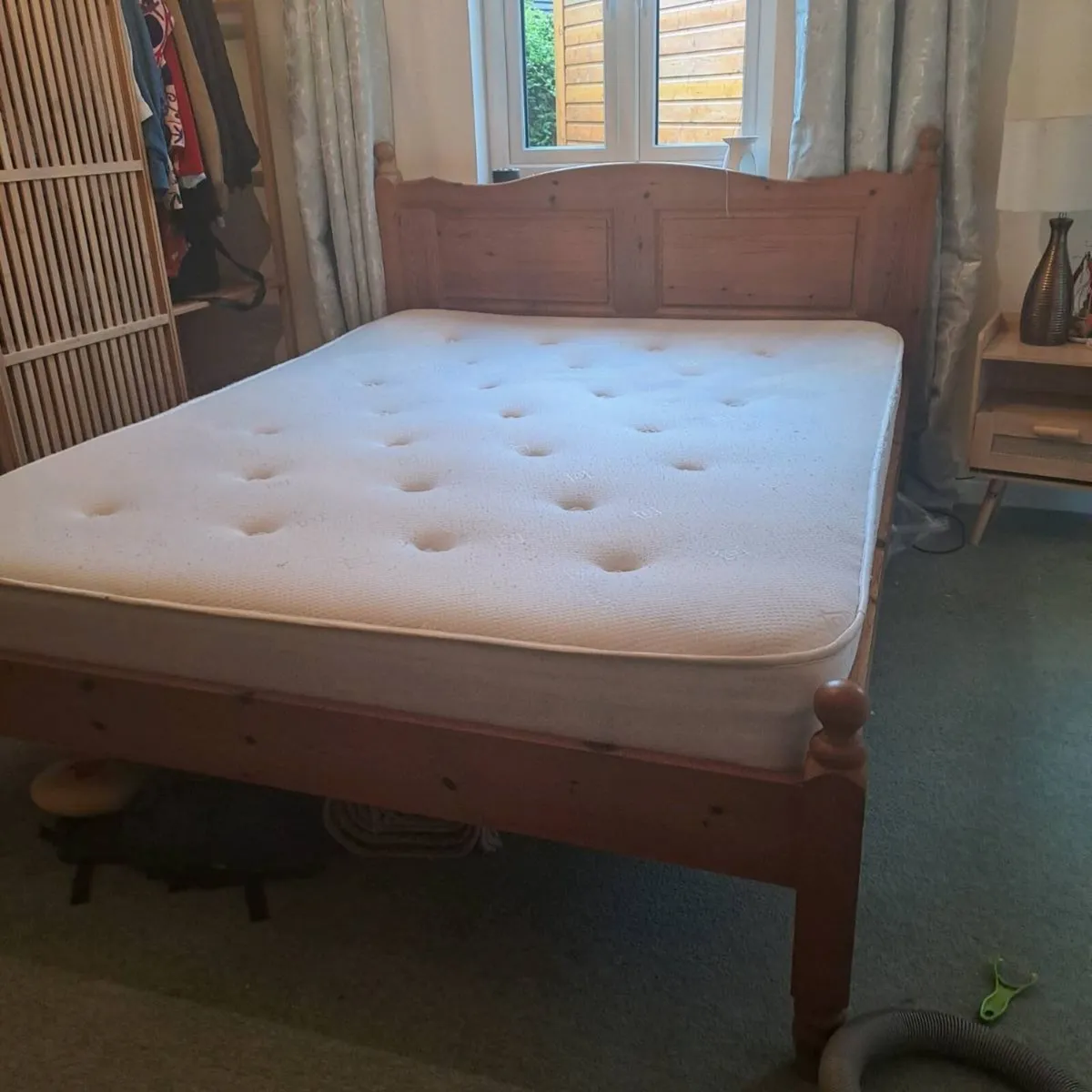King size bed - Image 1