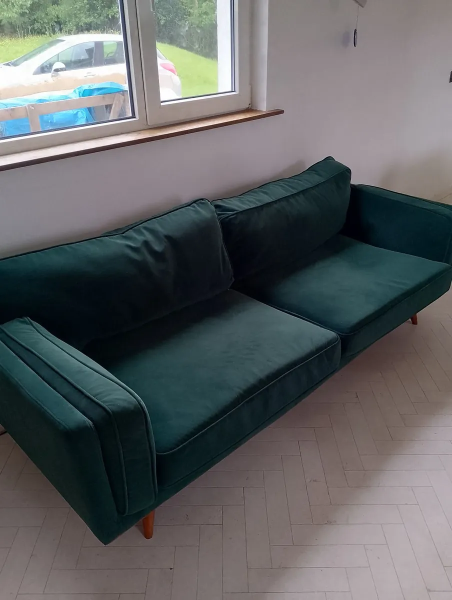 Couch. - Image 1