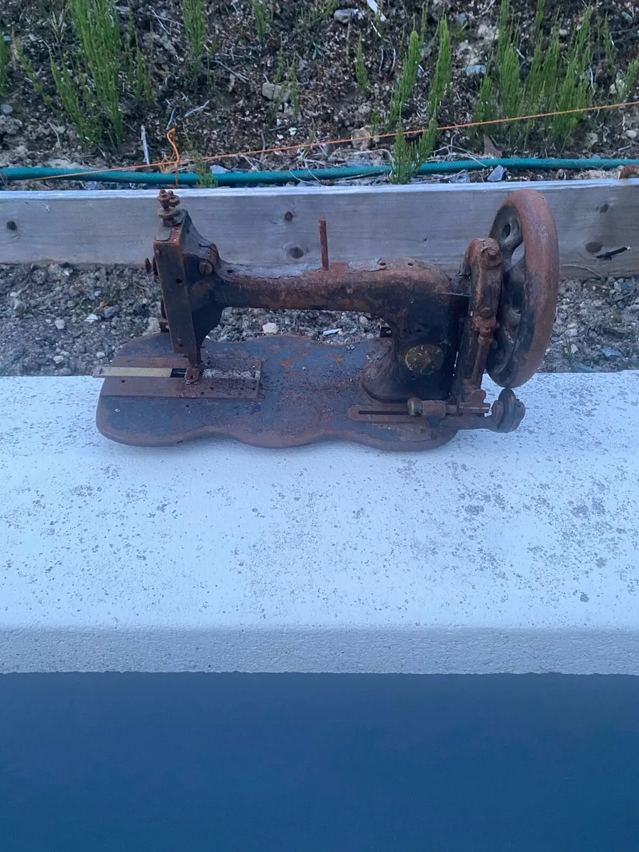 Singer sewing machine - Image 1