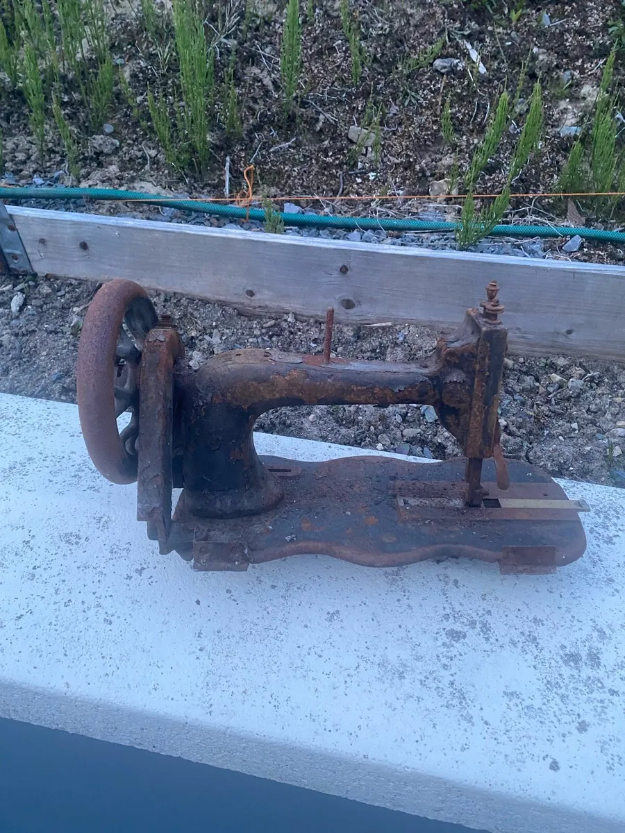 Singer sewing machine - Image 2