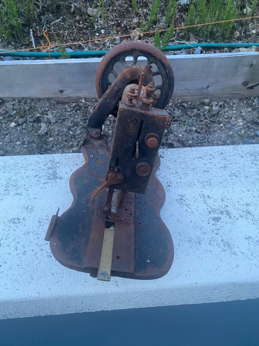 Singer sewing machine - Image 4