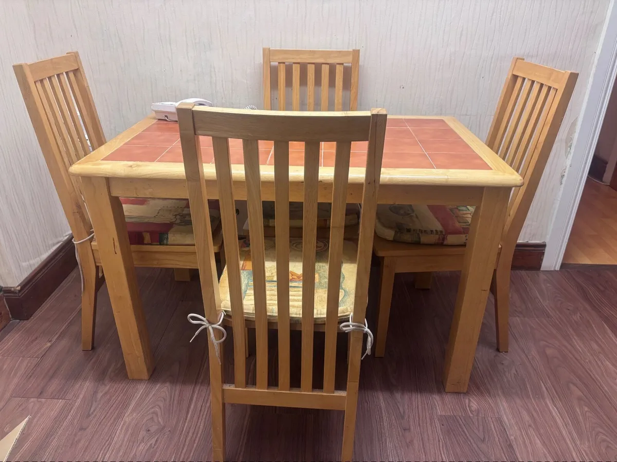 Kitchen table and chairs - Image 1