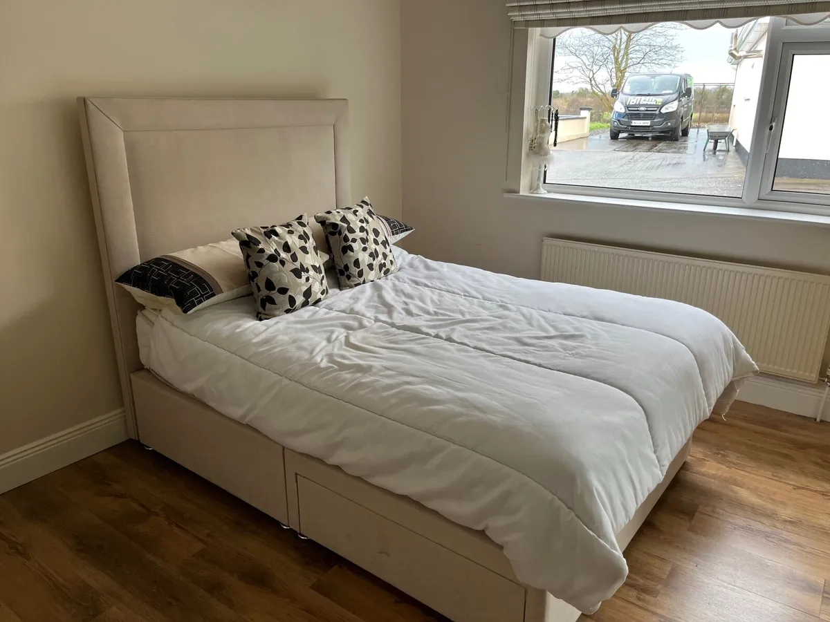Double bed - Image 1