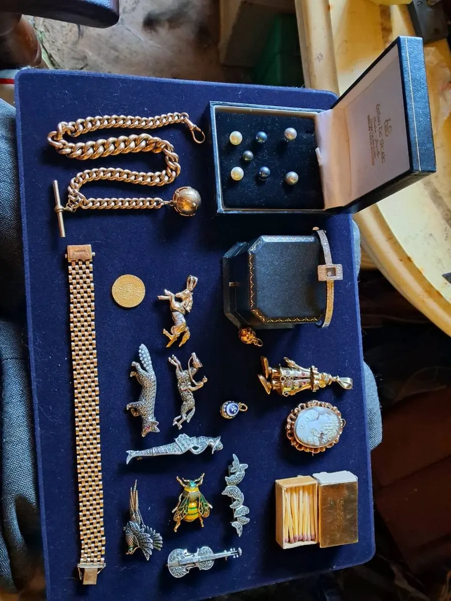 Collection of items - Image 1