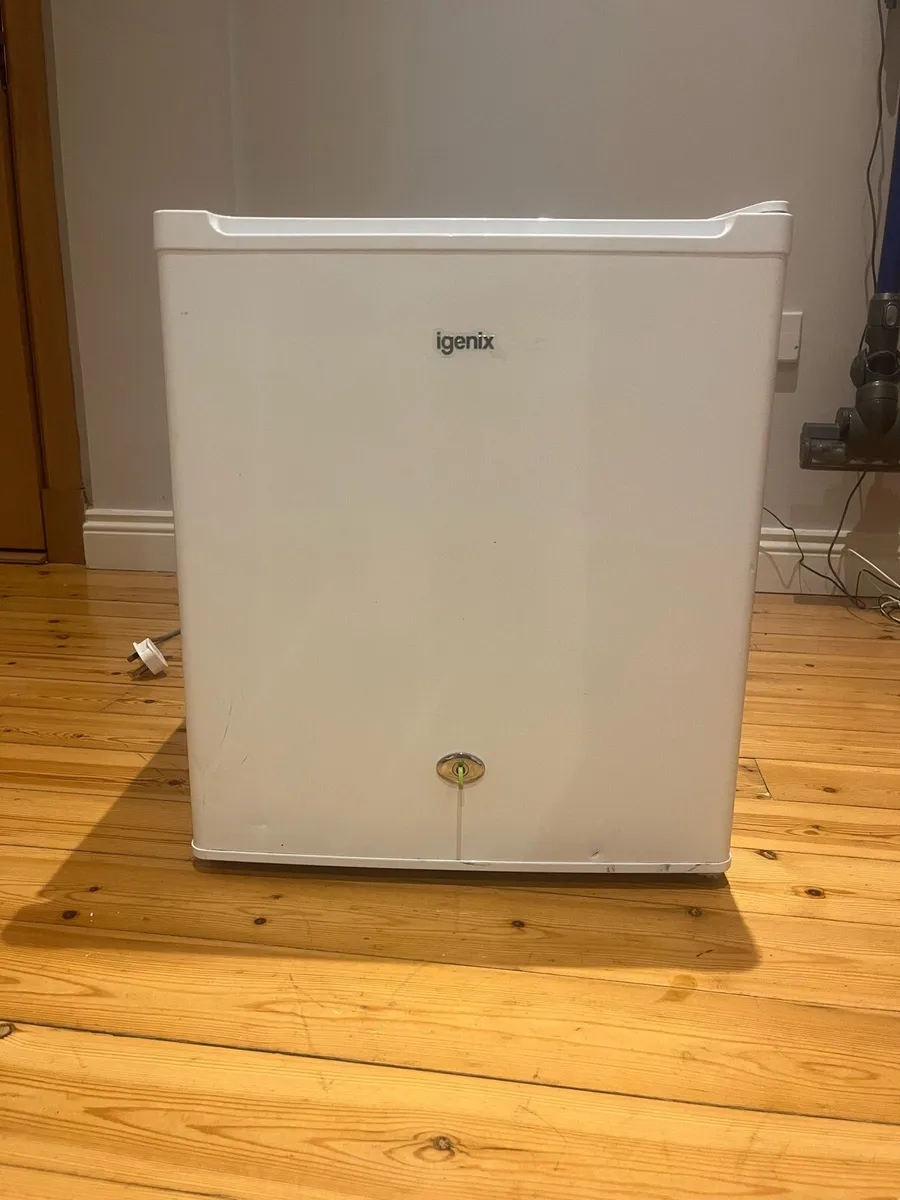 Mini fridge - Image 1