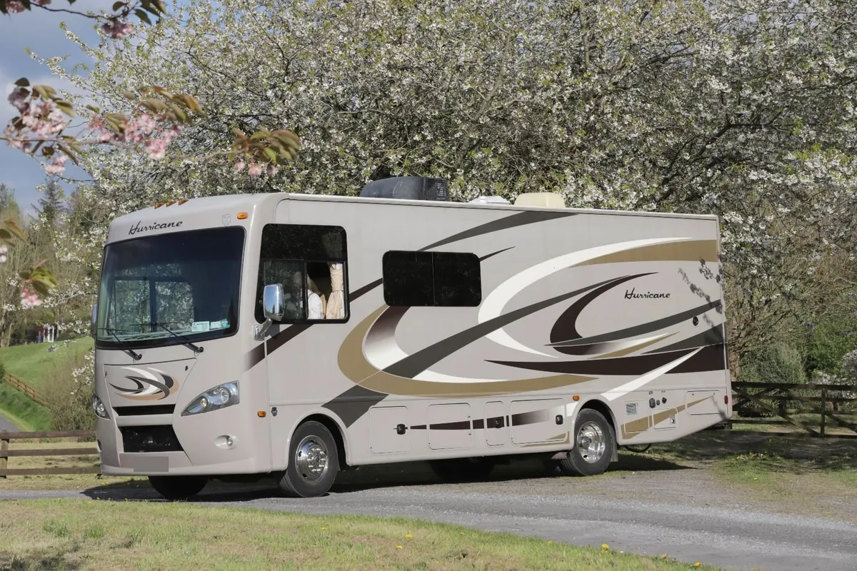 2015 American RV - Thor Hurricane 27K - V10 Power - Image 3