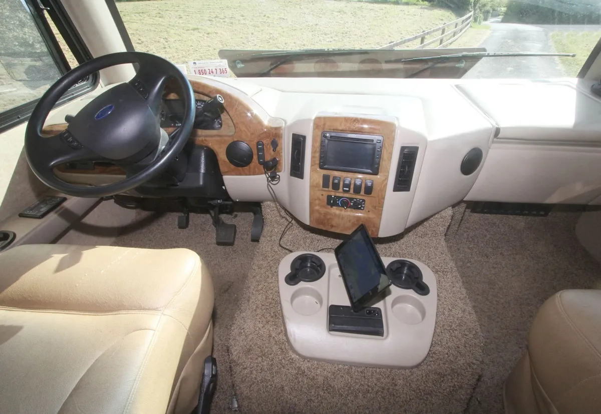2015 American RV - Thor Hurricane 27K - V10 Power - Image 4