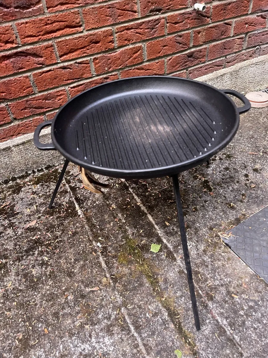 15 Liters Iron Cast with grilled lid and suport, - Image 4