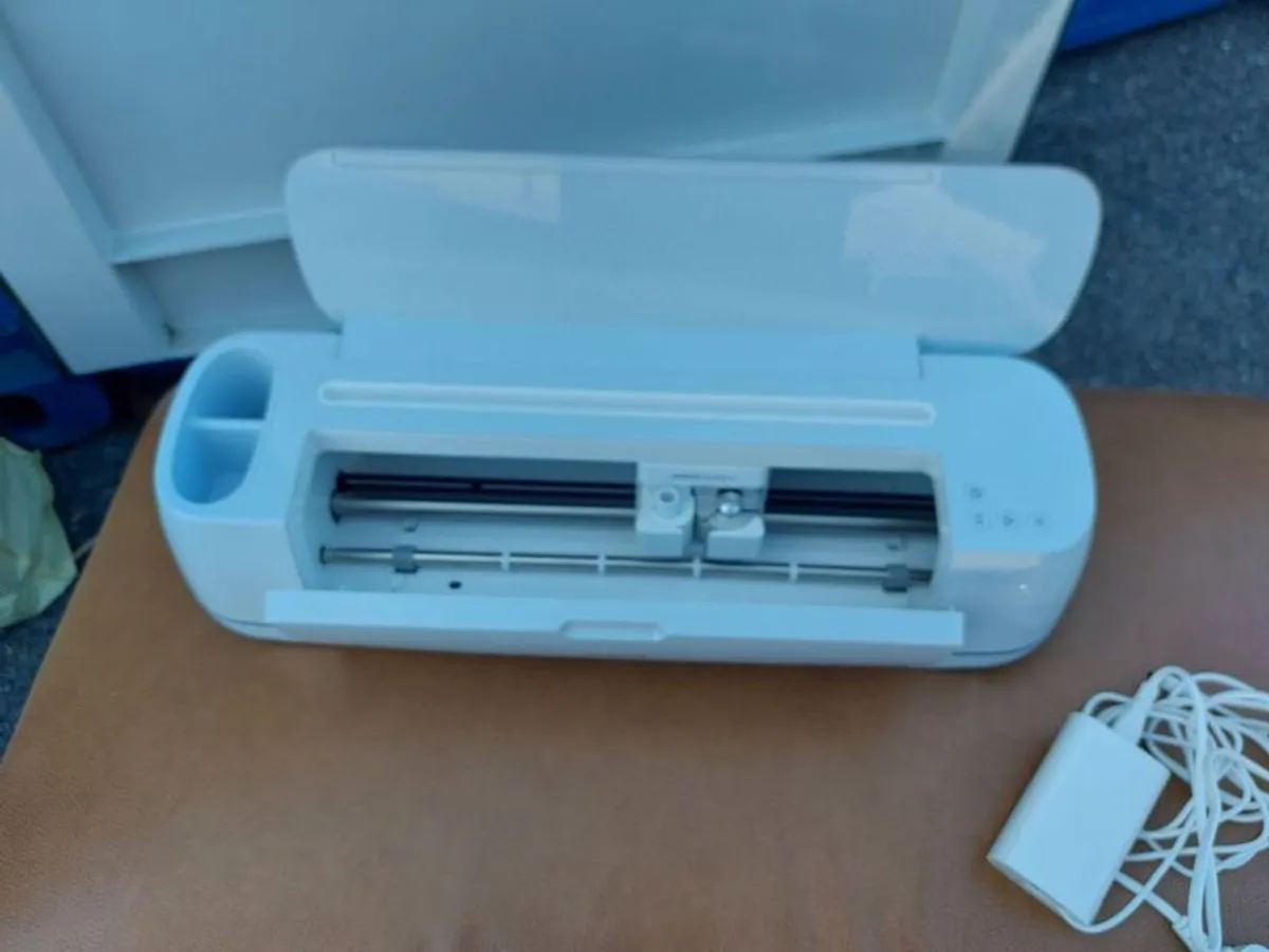 Cricut Maker 3 and accessories - Image 3