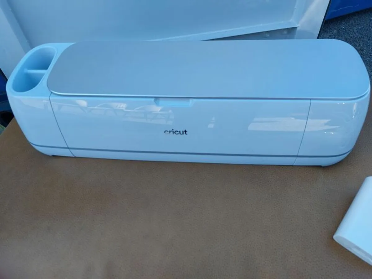 Cricut Maker 3 and accessories - Image 2