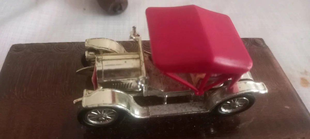 Vintage car on wooden carved box - Image 3