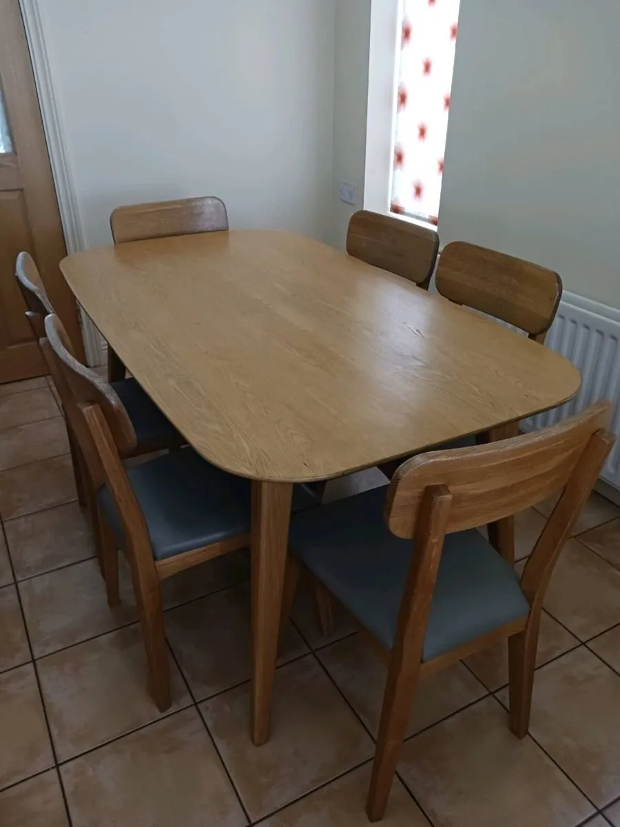 Kitchen table and chairs - Image 1
