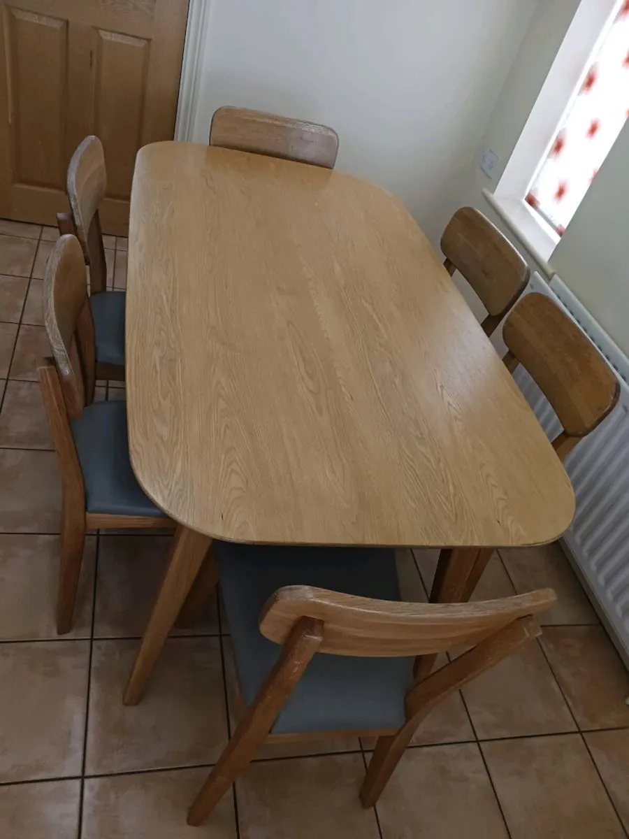 Kitchen table and chairs - Image 2