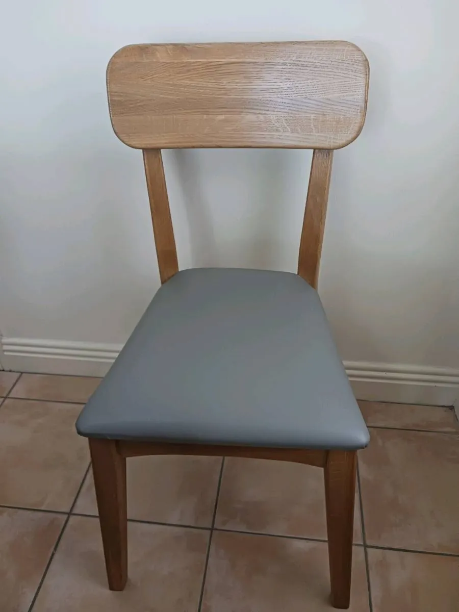 Kitchen table and chairs - Image 4