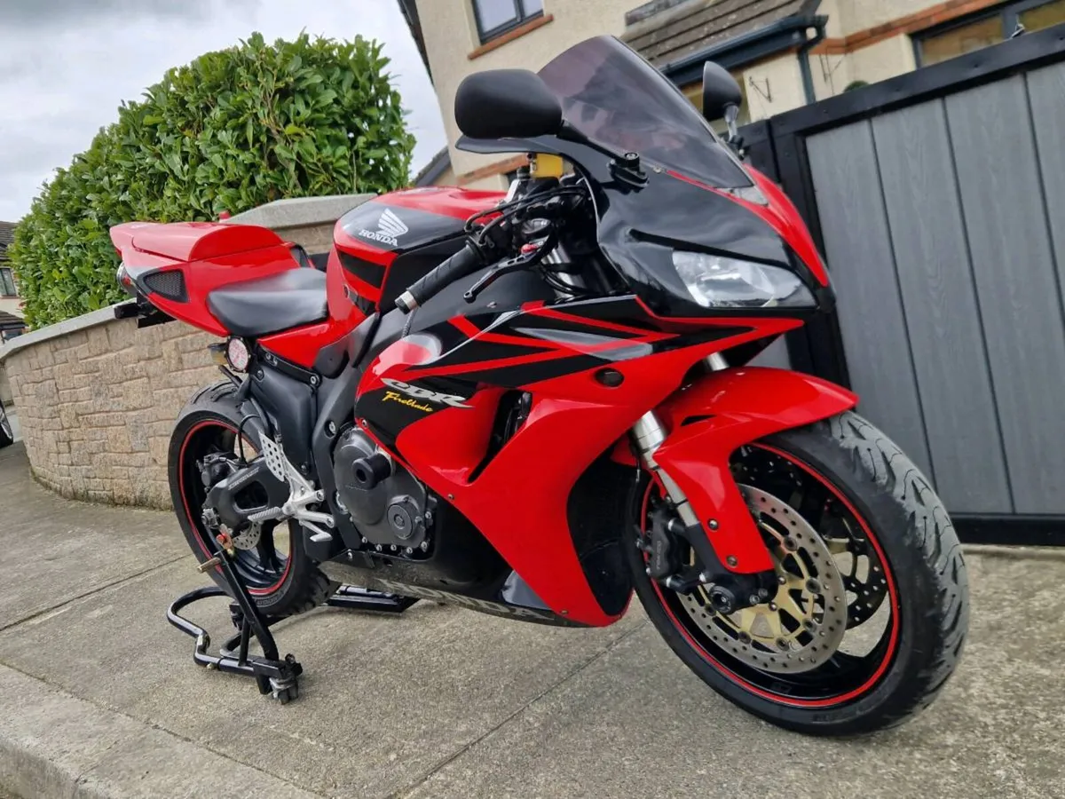 Honda CBR 1000RR Fireblade - Image 2