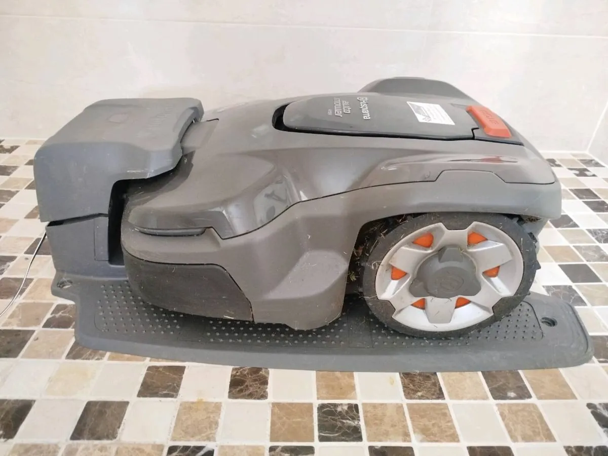 HUSQVARNA AUTO MOWER 415X - Image 1