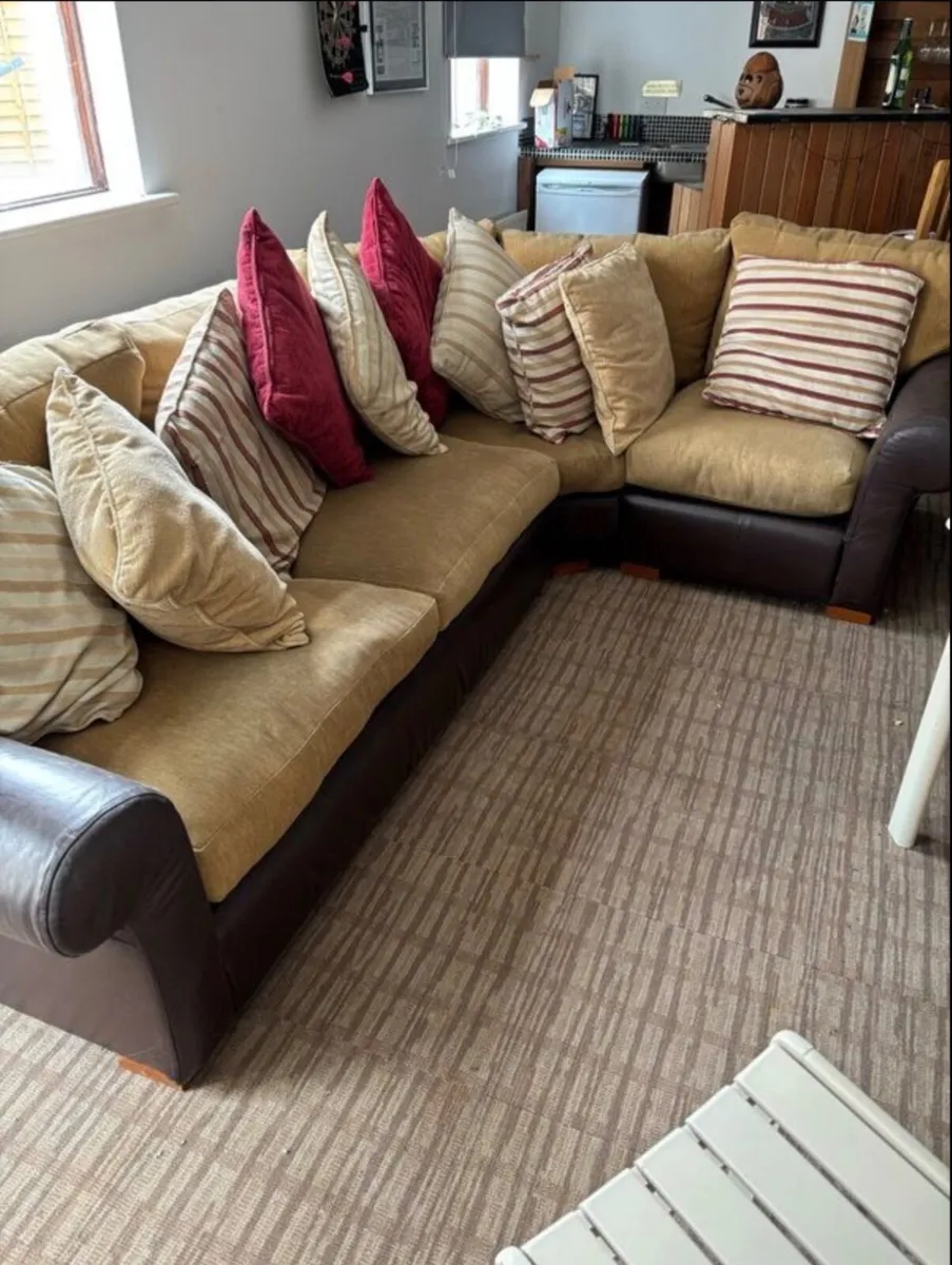 Couch - L shaped - Image 1