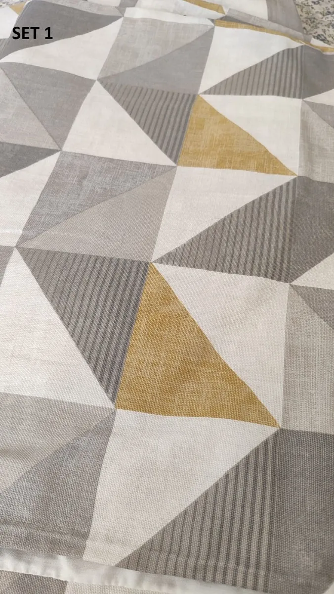 Curtains - 4 sets - Image 1