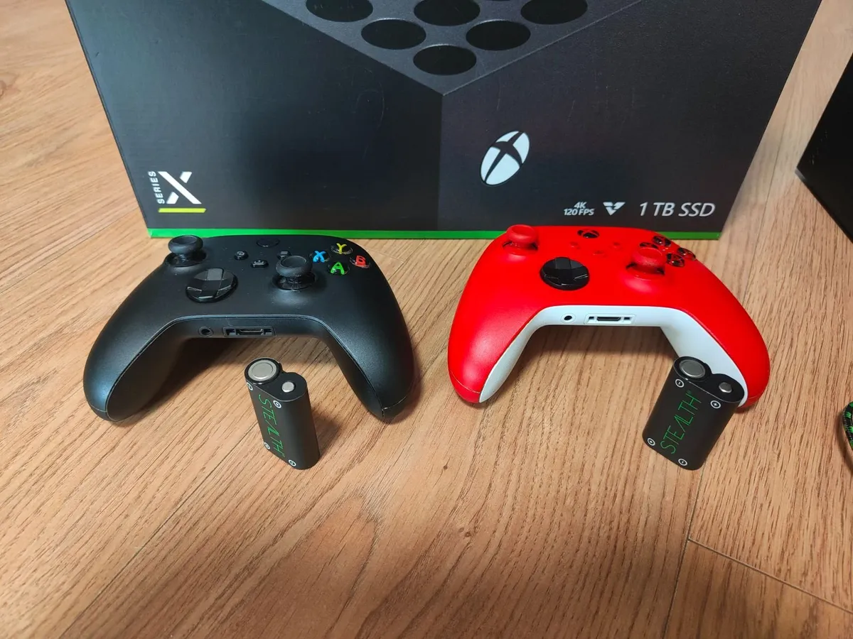 Xbox Series X 1TB Boxed Bundle + 2 Controllers + 5 - Image 3