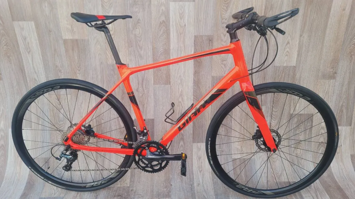 GIANT FASTROAD FLAT HANDEL BAR RACER - Image 1