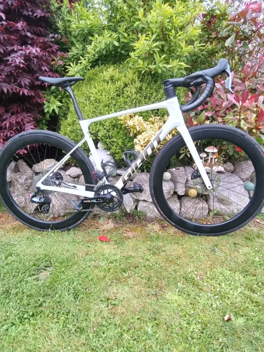 2026 Giant Defy Advanced Pro 1 Carbon Road Bike - Image 1