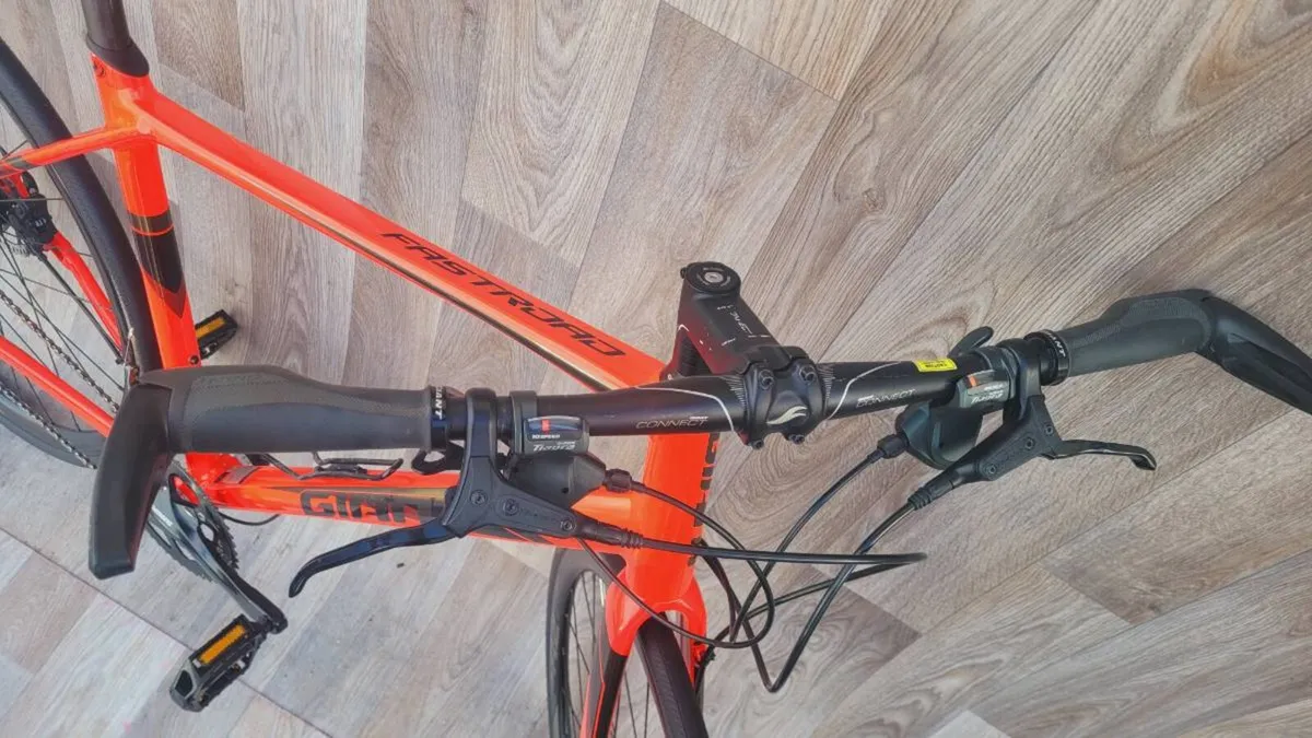 GIANT FASTROAD FLAT HANDEL BAR RACER - Image 4