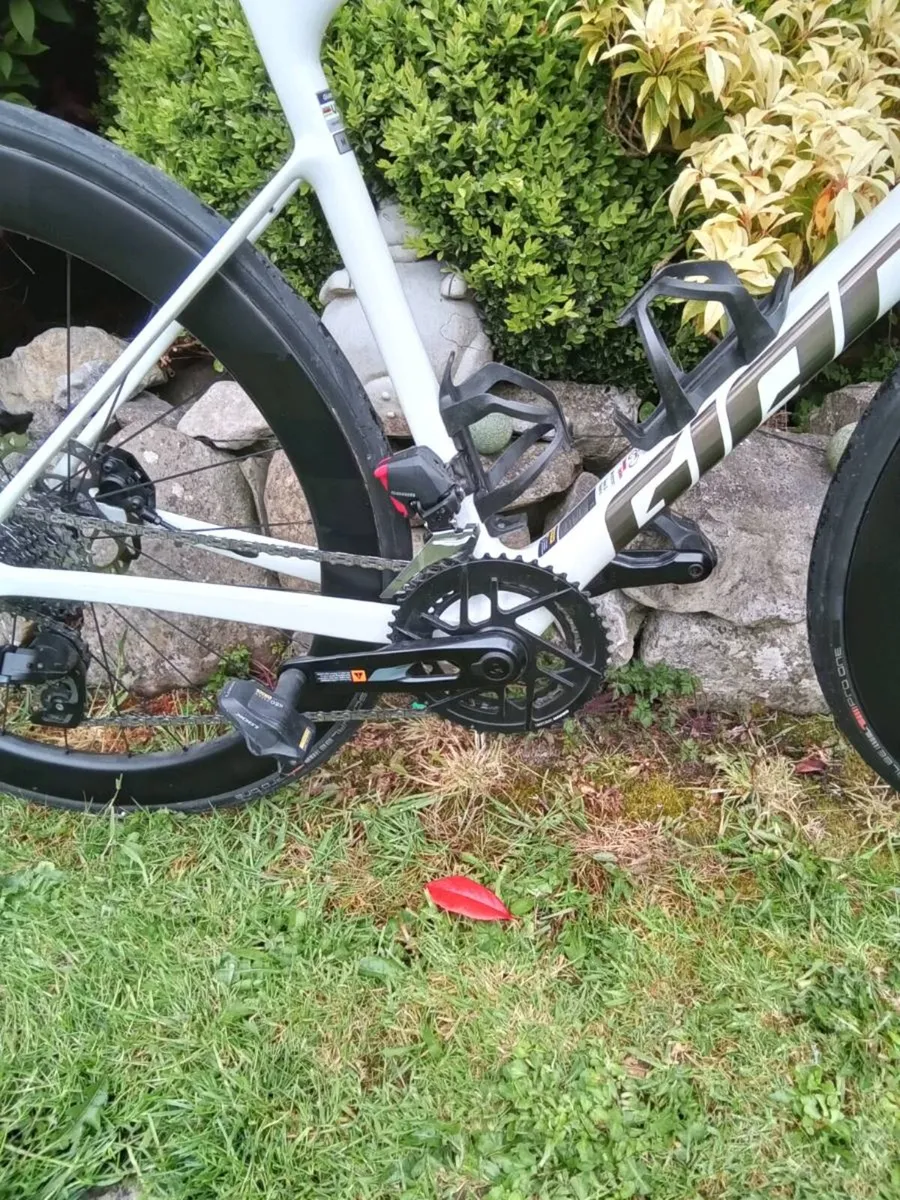 2026 Giant Defy Advanced Pro 1 Carbon Road Bike - Image 4