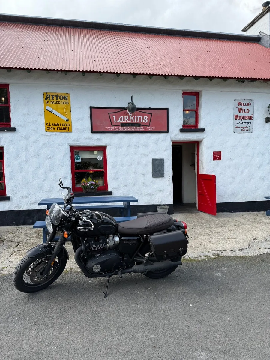 Triumph Bonneville T120 Black - Image 2