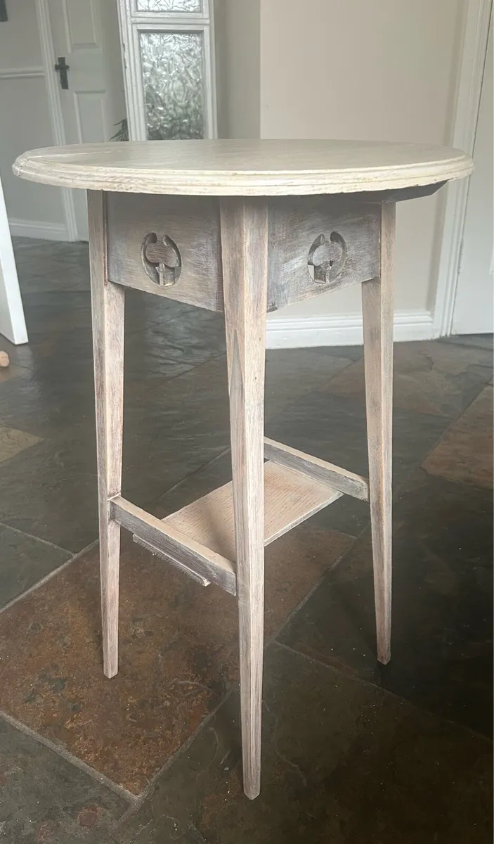 Oak side table - Image 2