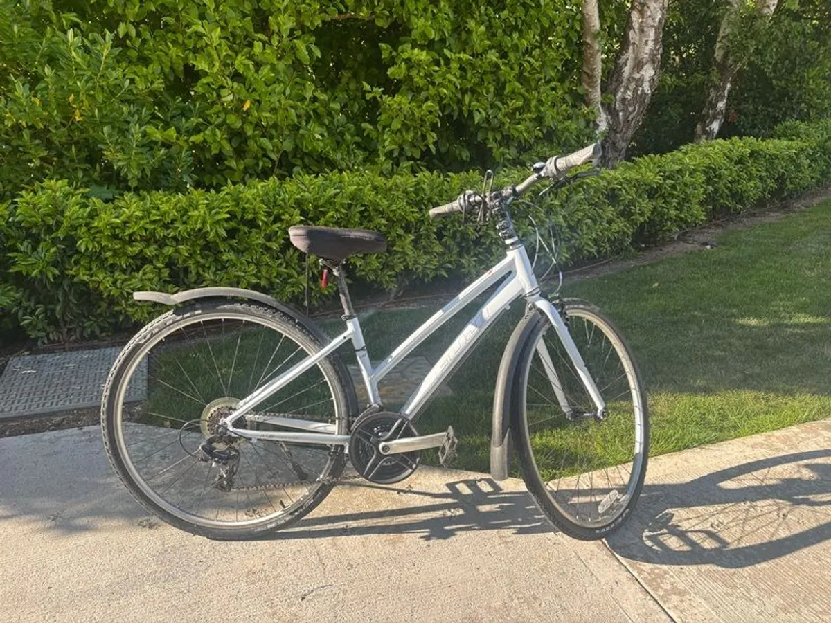 Hybrid bike - Image 1