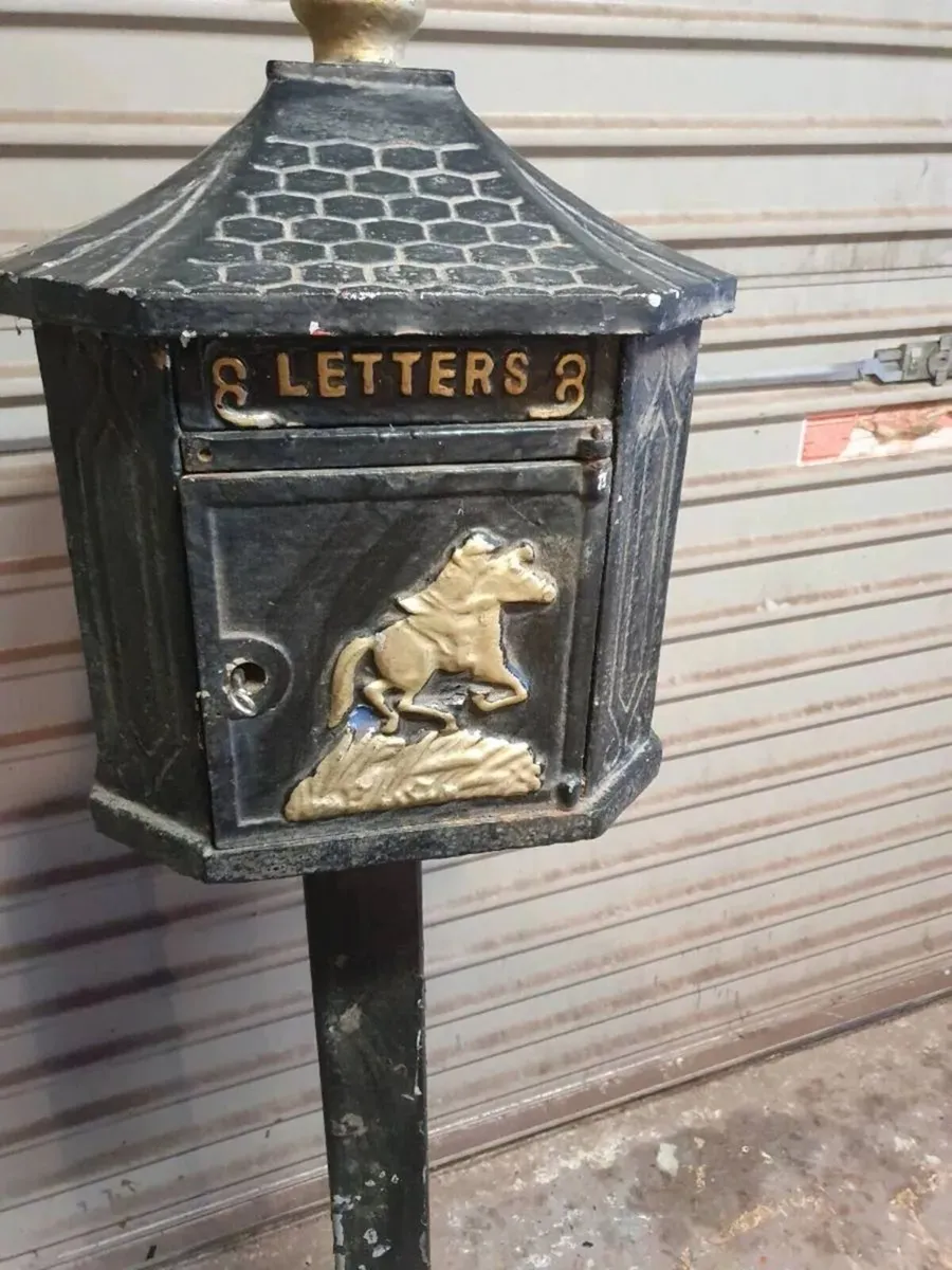 Cast iron post box - Image 1