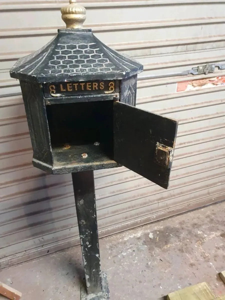 Cast iron post box - Image 2