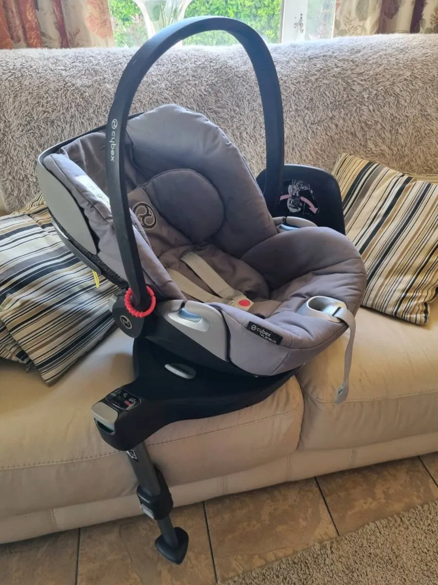 Cybex platinum baby car seat swivels collection ar - Image 1