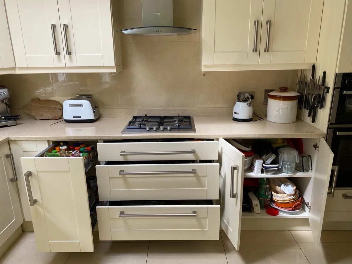 Modern style shaker kitchen with marble worktop - Image 4