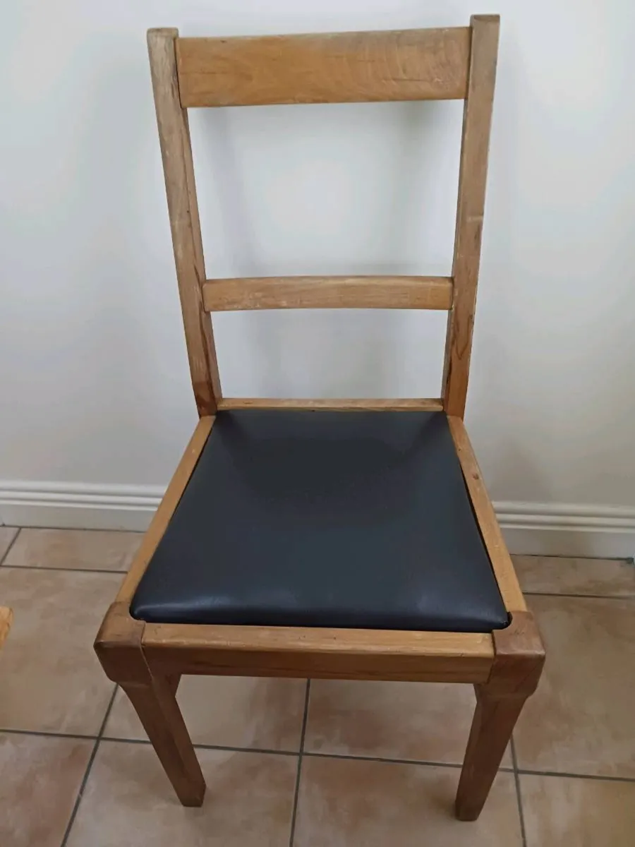 Kitchen table and chairs - Image 4