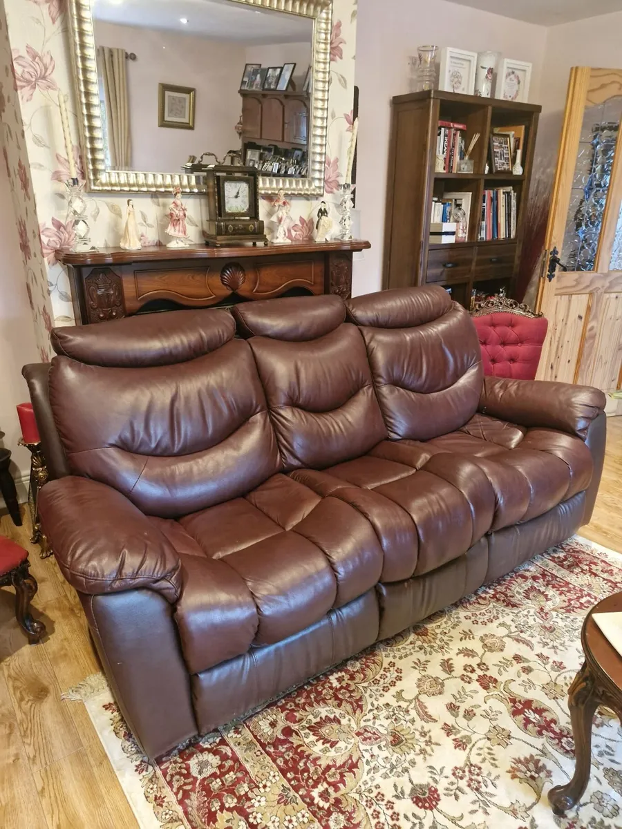 3 Seater leather couch - Image 1