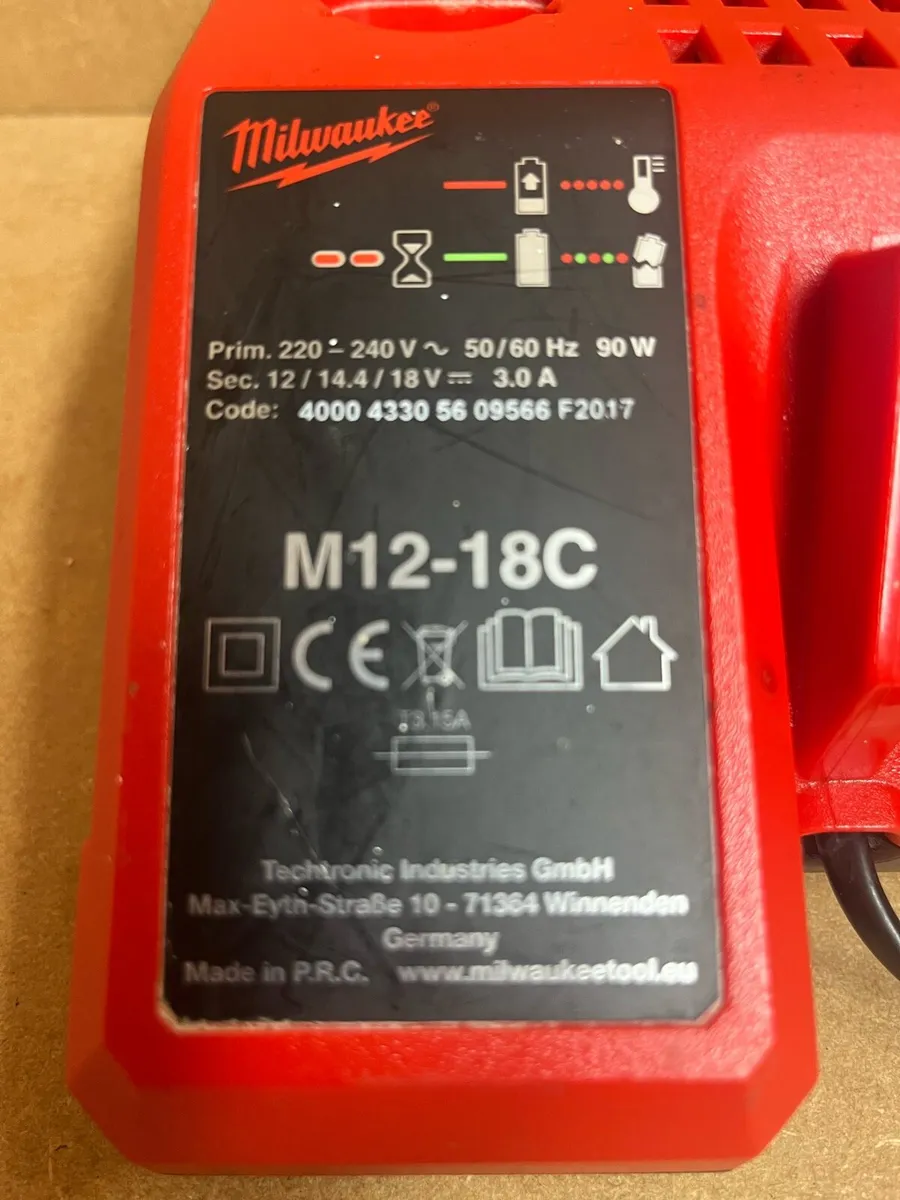 Milwaukee m12-18c battery charger - Image 4