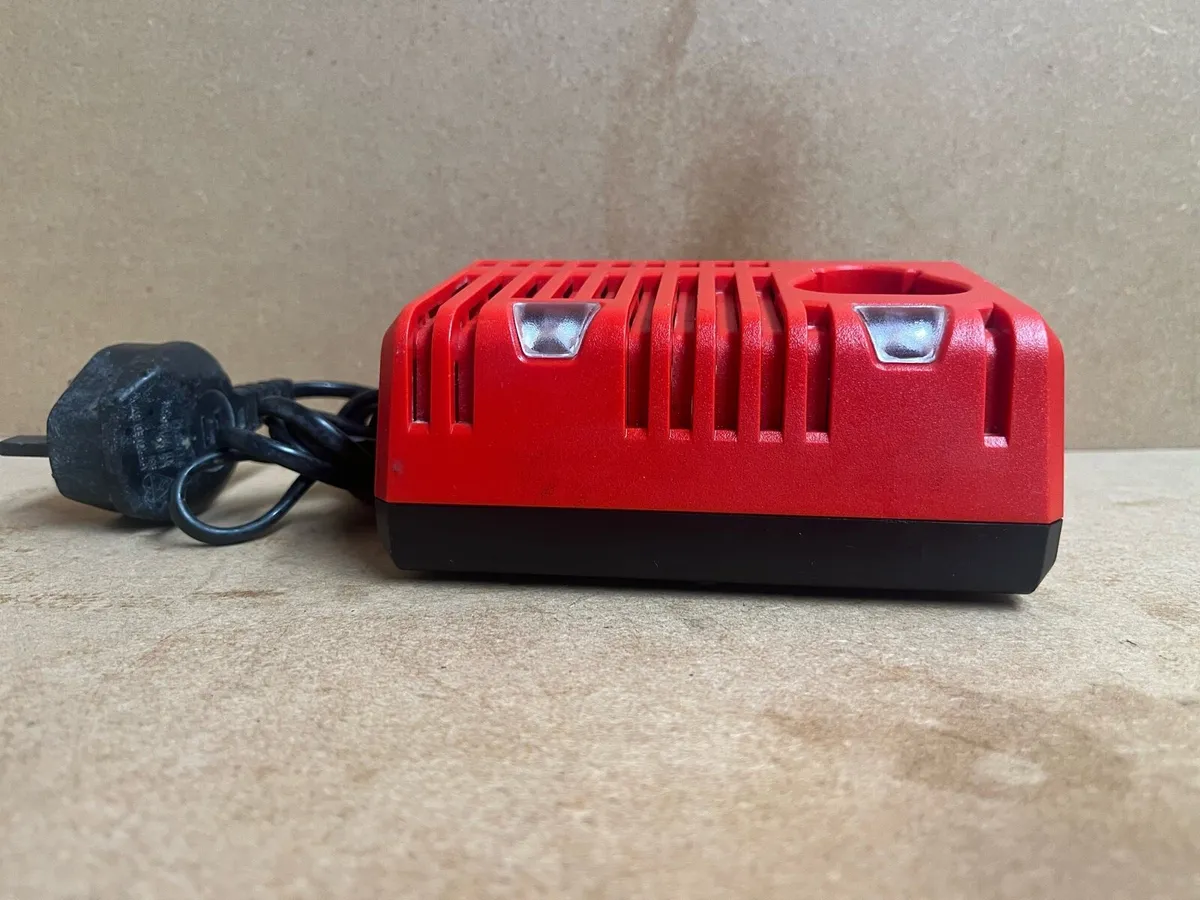 Milwaukee m12-18c battery charger - Image 3