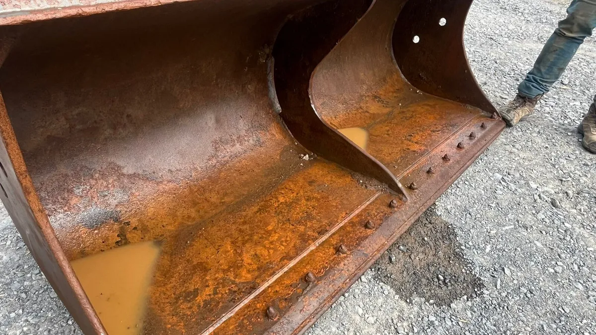 Grading bucket on 80mm pins - Image 1