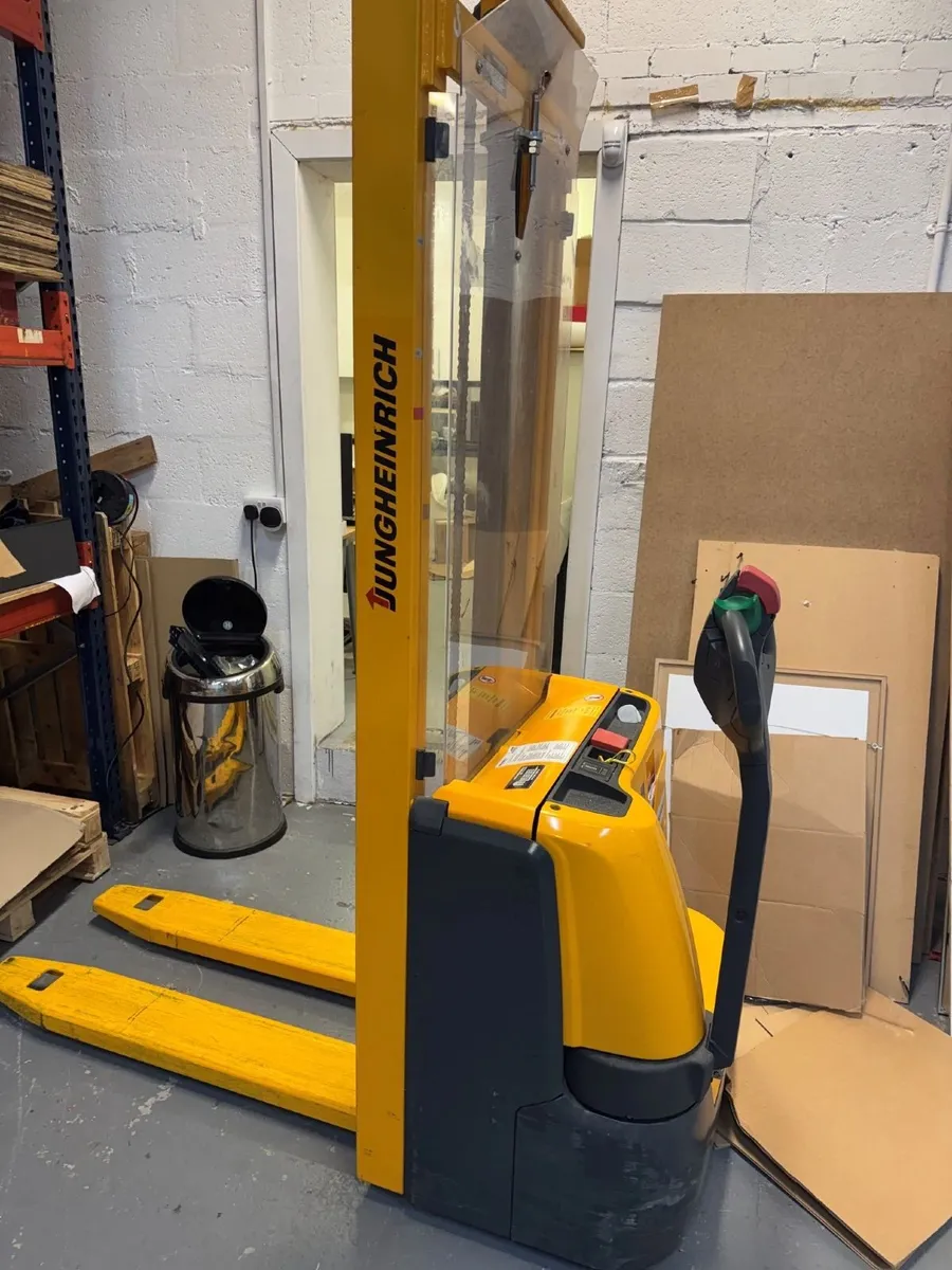 Jungheinrich EJC110 Electric pallet Stacker 1000kg - Image 3