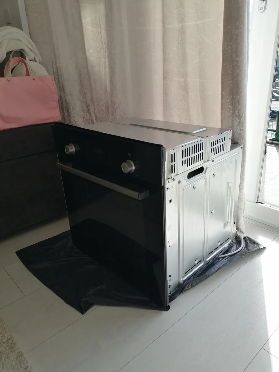 Bosch Serie 2 Built In Black Single Oven like new - Image 3