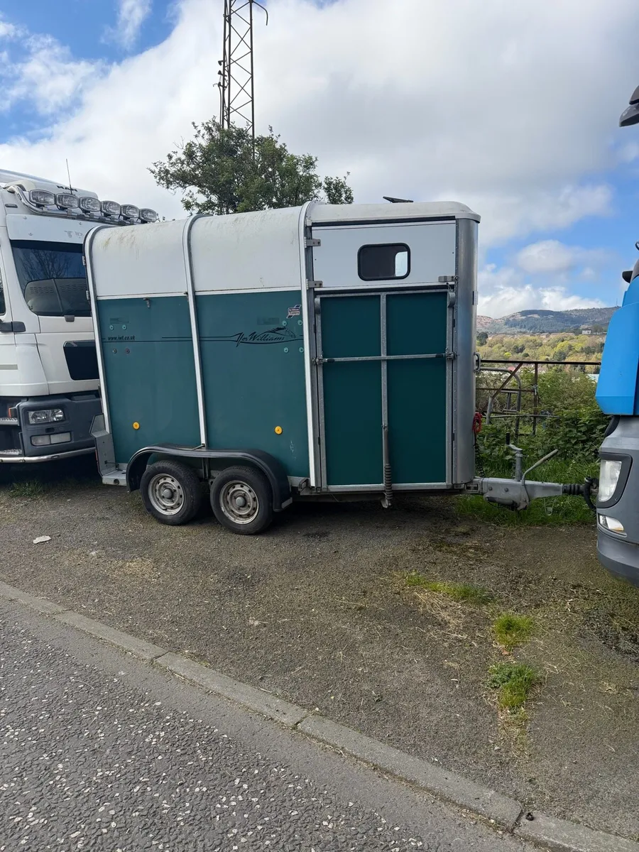 Ifor Williams horse box 401 - Image 1